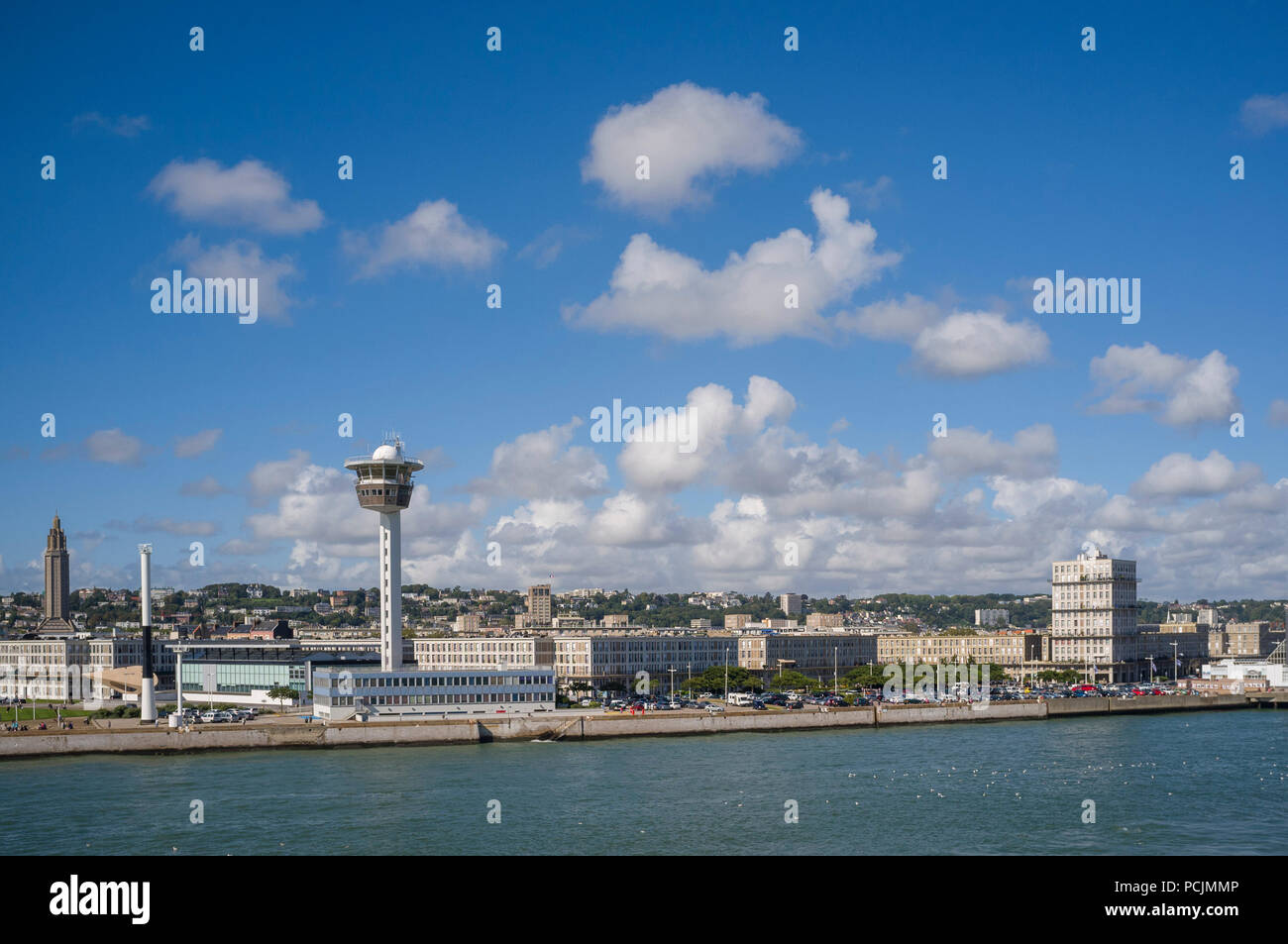 Vista di Le Havre dal mare che mostra il Museo Malraux e iconico appartamenti da Auguste Perret con cielo blu e bianco soffici nuvole cumulus Foto Stock