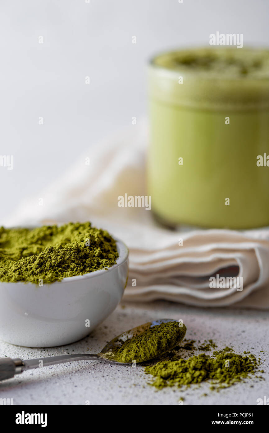 BULLETPROOF MATCHA. Ketogenic dieta cheto bevanda calda. Il tè matcha miscelato con olio di noce di cocco e il burro. Tazza di bulletproof matcha e ingredienti su sfondo bianco Foto Stock