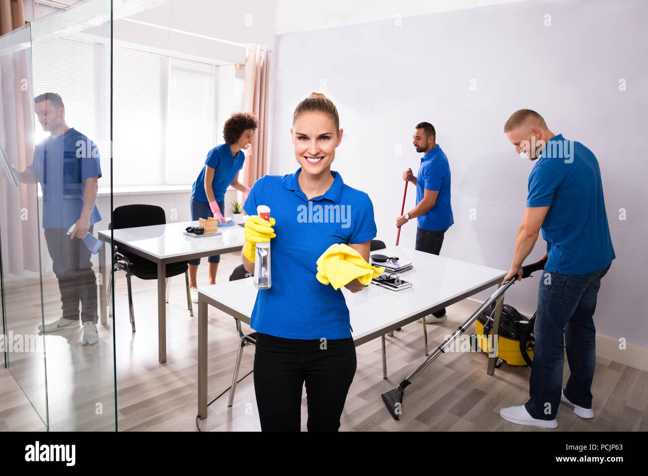 Ritratto di una donna felice bidello al lavoro Foto Stock