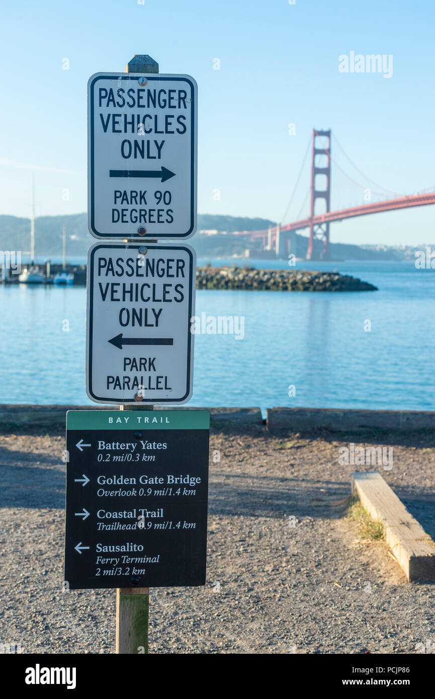 Le direzioni segno per il Golden Gate National Recreation Area percorsi e parcheggio a San Francisco. Foto Stock