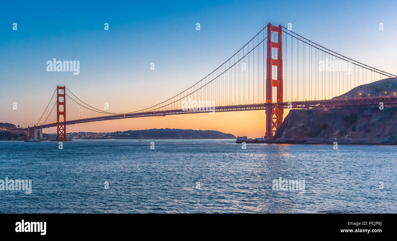 Tramonto sul Golden Gate Bridge a baia a ferro di cavallo in San Francisco. Foto Stock