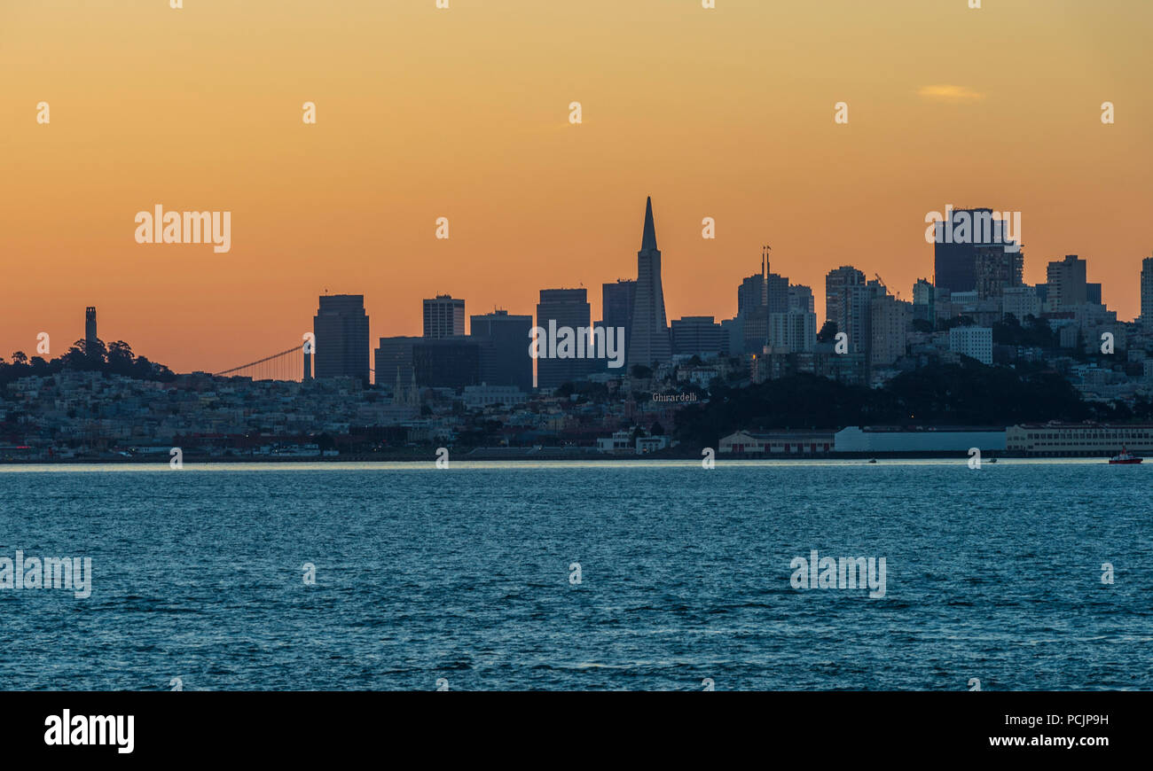 Skyline di San Francisco al tramonto sulla baia di San Francisco Foto Stock