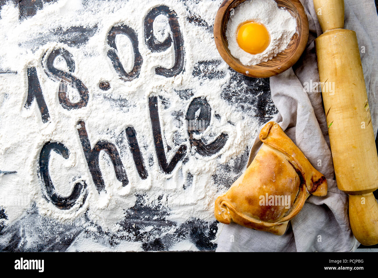 Indipendenza cilena giorno il concetto di cottura. fiestas patrias. Tipici cileni EMPANADAS DE PINO per giorno di indipendenza delle parti Foto Stock