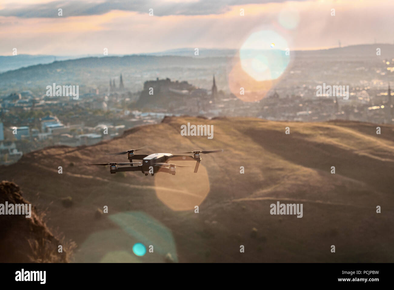 Panoramica ripresa aerea di Edimburgo al tramonto da fuco. La Scozia, Regno Unito. Foto Stock