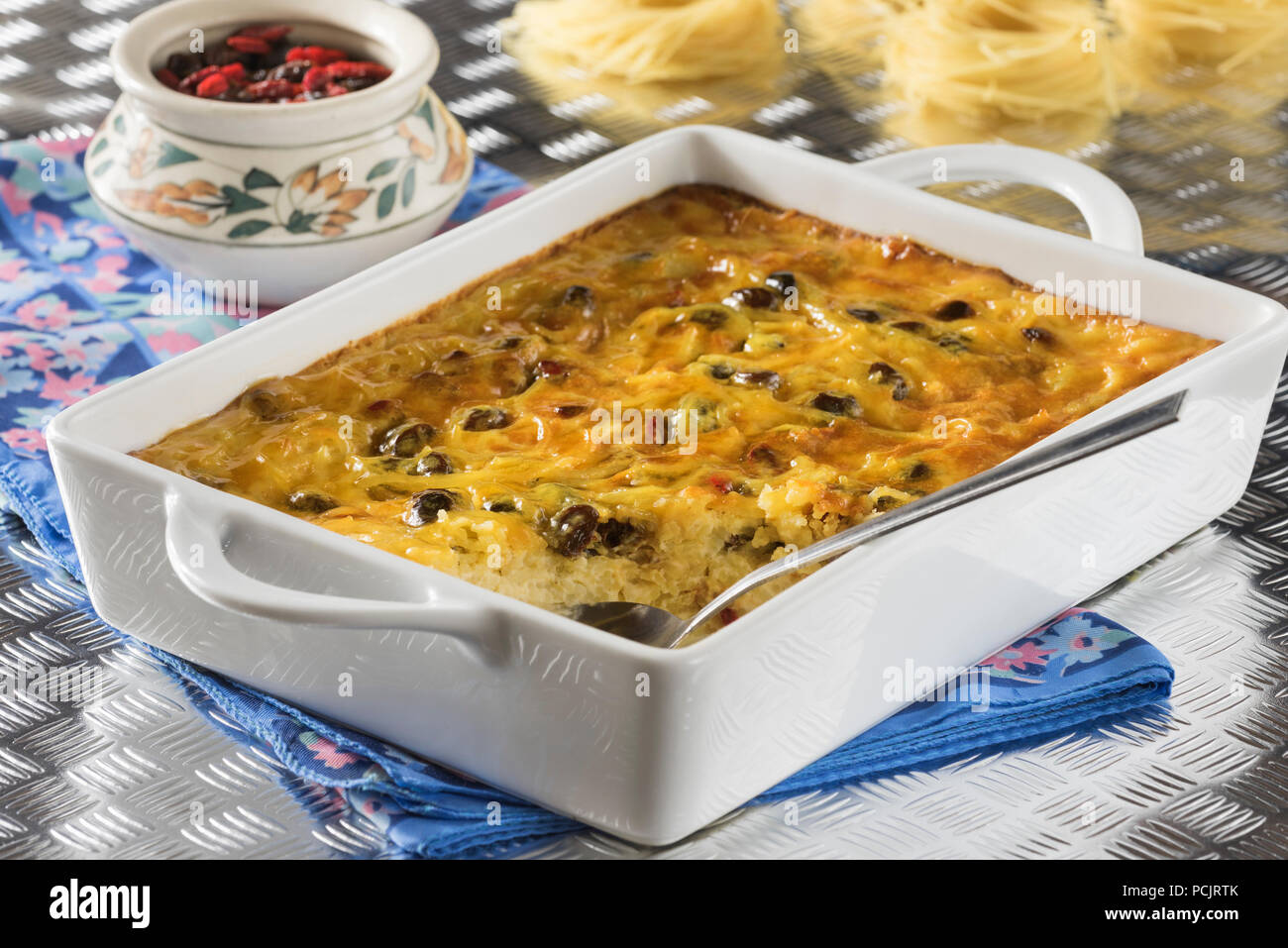 Lokshen kugel. Il dolce a base di noodle pudding. Cibo ebreo Foto Stock