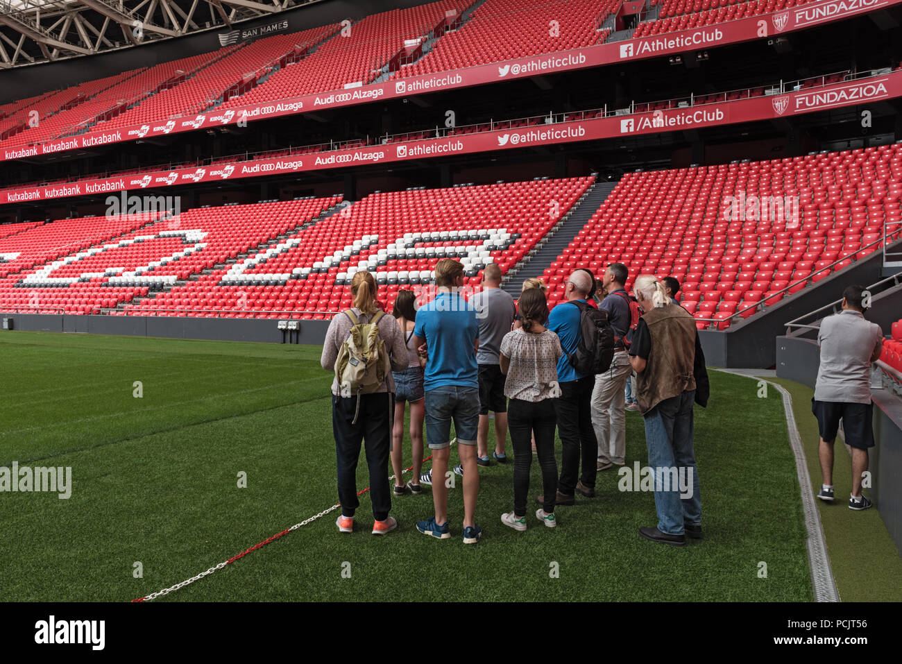 Gruppo di visitatori nello stadio di San Mames, Bilbao, Spagna. Foto Stock
