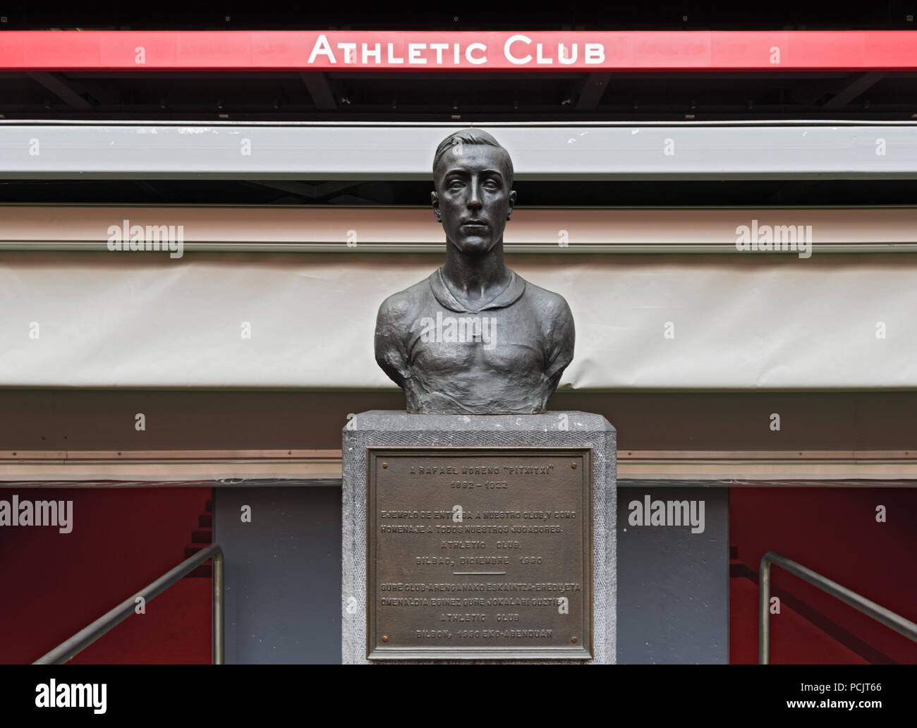 Busto in memoria di giocatori pichichi, Rafael moreno aranzadi nello stadio di San Mames, Bilbao, Spagna. Foto Stock