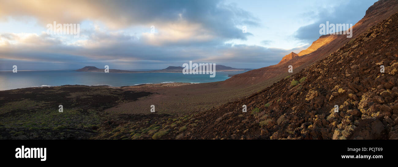 Il bellissimo panorama di paesaggio dell'isola vulcanica a Lanzarote, Isole Canarie, Spagna. Destinazione di viaggio Foto Stock