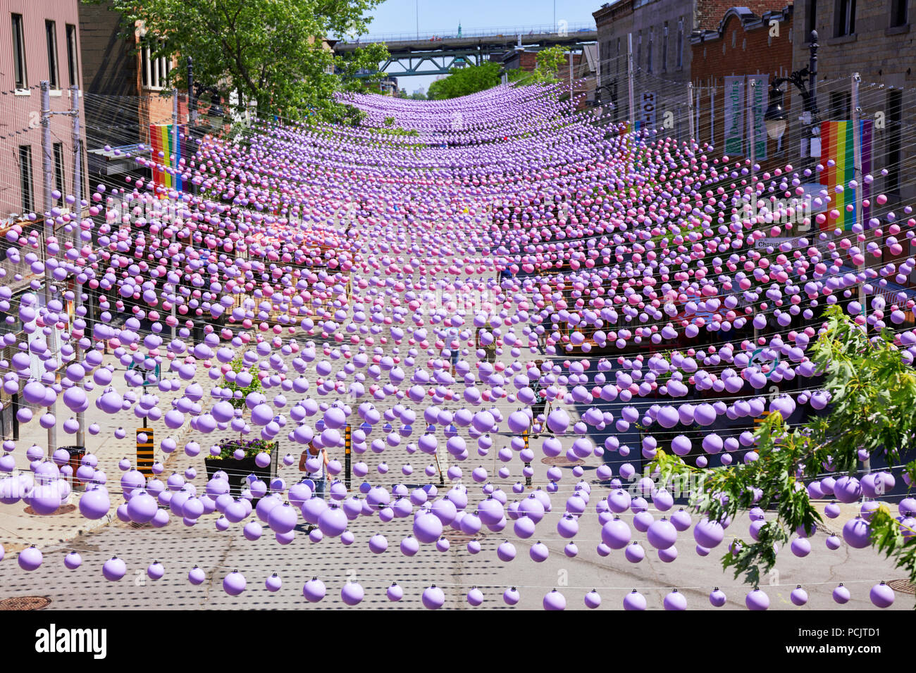 Montreal, Canada - Giugno, 2018. Iconico rosa sfere arcobaleno appesa sopra il villaggio gay in Sainte Catherine Street di Montreal, Quebec, Canada. Contatti Foto Stock