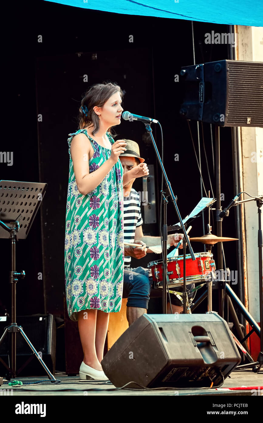 Montreal, Canada - Giugno, 2018. Locale femmina jazz band cantante canto sul palco a Montreal, Quebec, Canada. Uso editoriale. Foto Stock
