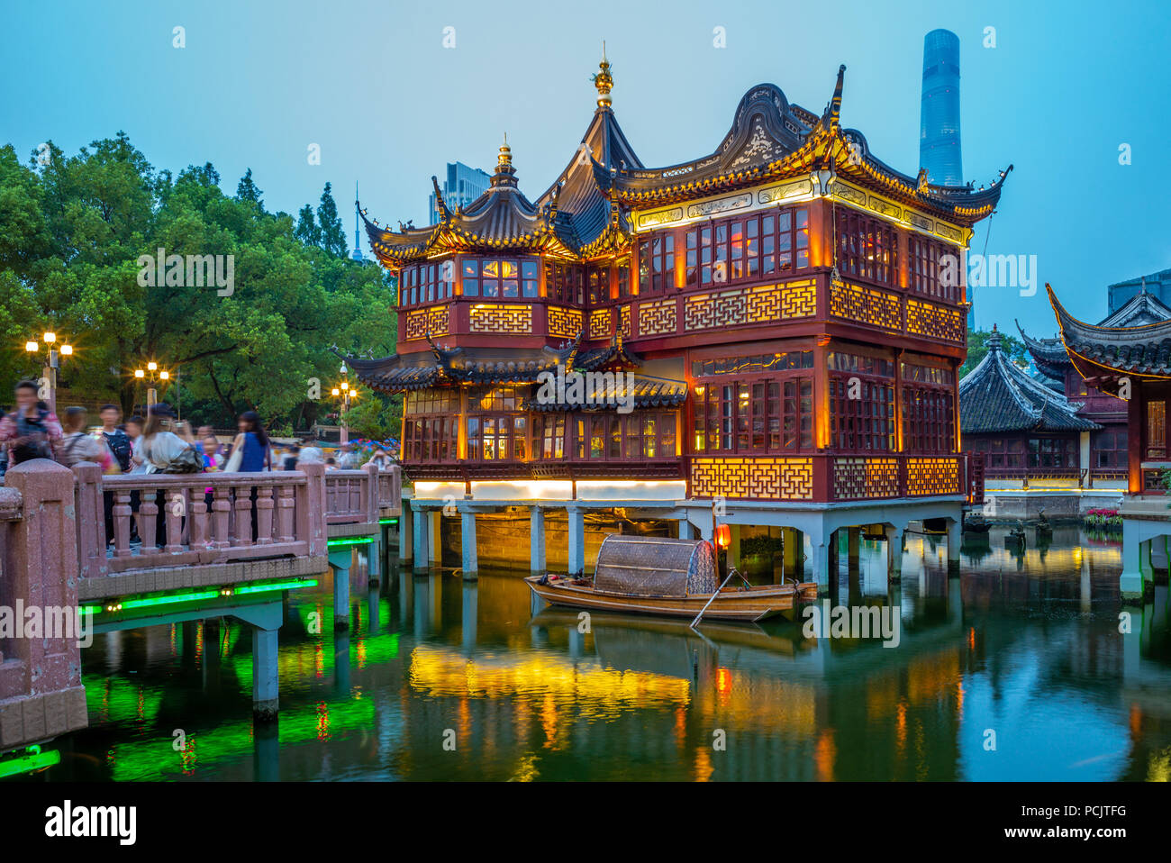 Vista notturna del Giardino Yu Yuan a Shanghai in Cina Foto Stock