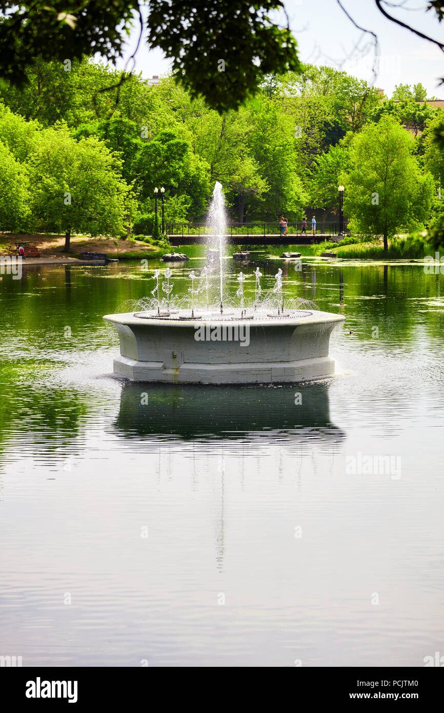Fontana sul laghetto nel parco pubblico di la Fontaine in Montreal, Quebec, Canada Foto Stock