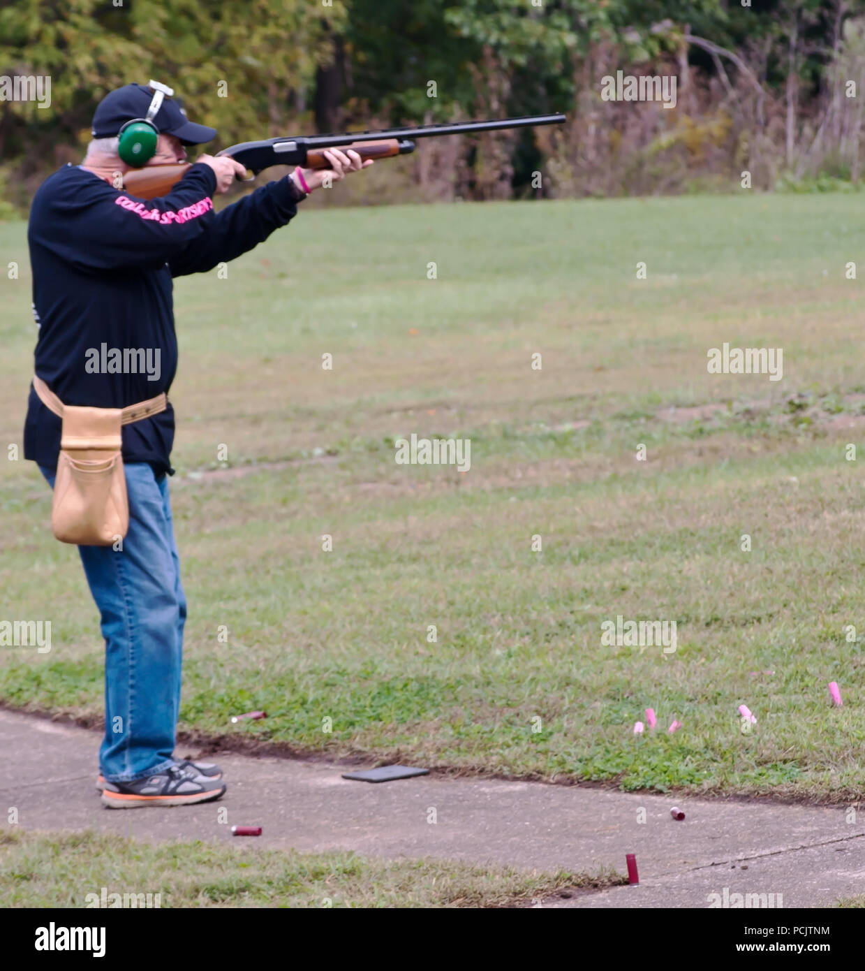 Una trappola tiratore sulla linea pronto a far fuoco il suo fucile da caccia a un piccione di argilla a Collier's Sportman club di Collier, PA, Stati Uniti d'America Foto Stock