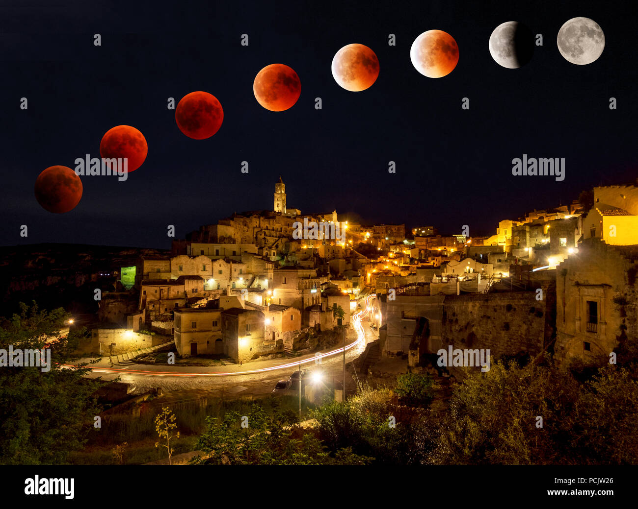 Matera (Italia) - La più lunga eclissi di luna del secolo con il fenomeno della Luna Rossa si vede dal teatro incantato in pietra dei Sassi di Matera Foto Stock