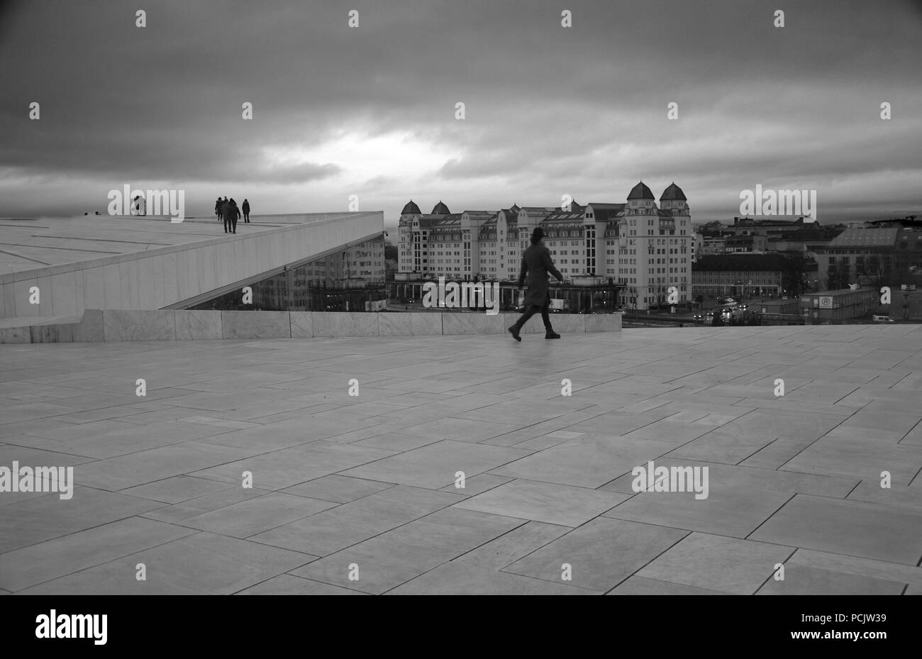 Un uomo che cammina sul tetto di Oslo Opera House Foto Stock