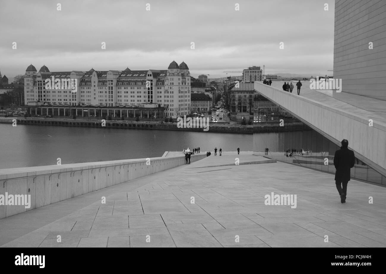 Un uomo che cammina sul tetto di Oslo Opera House Foto Stock