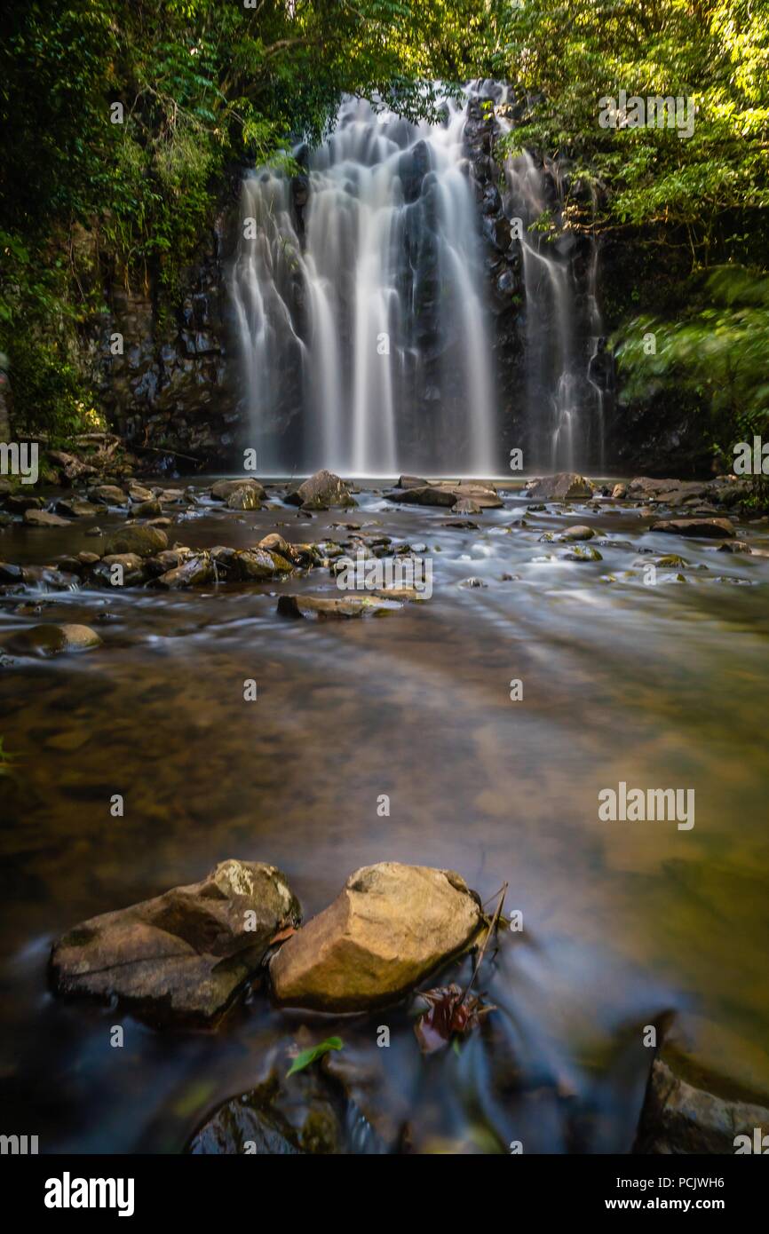 Una lunga esposizione colpo di una cascata e il fiume in estate Foto Stock