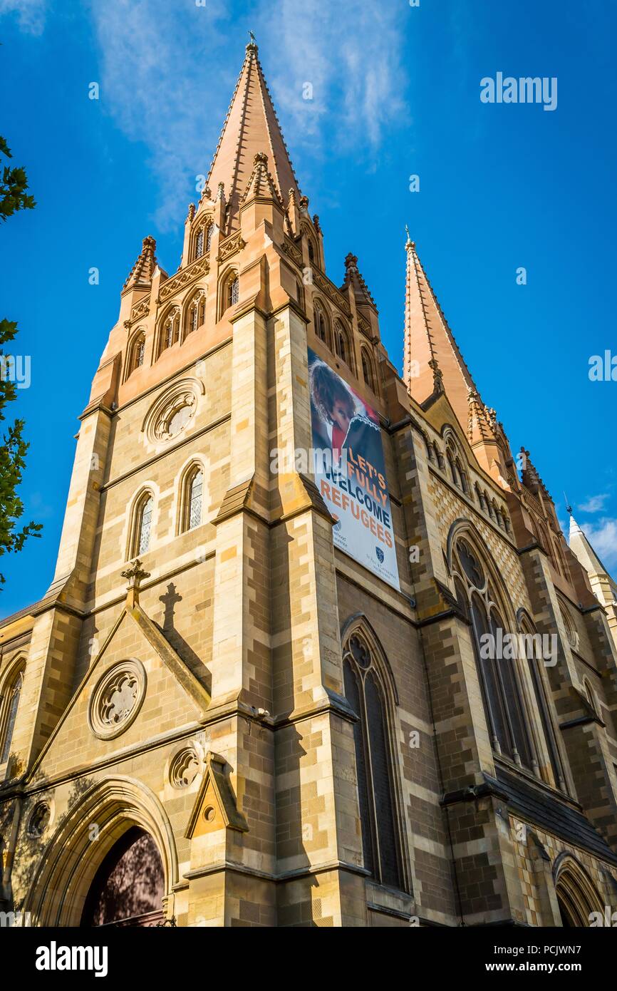 San Paolo cattedrale sulla Federation Square a Melbourne, Victoria, Australia Foto Stock