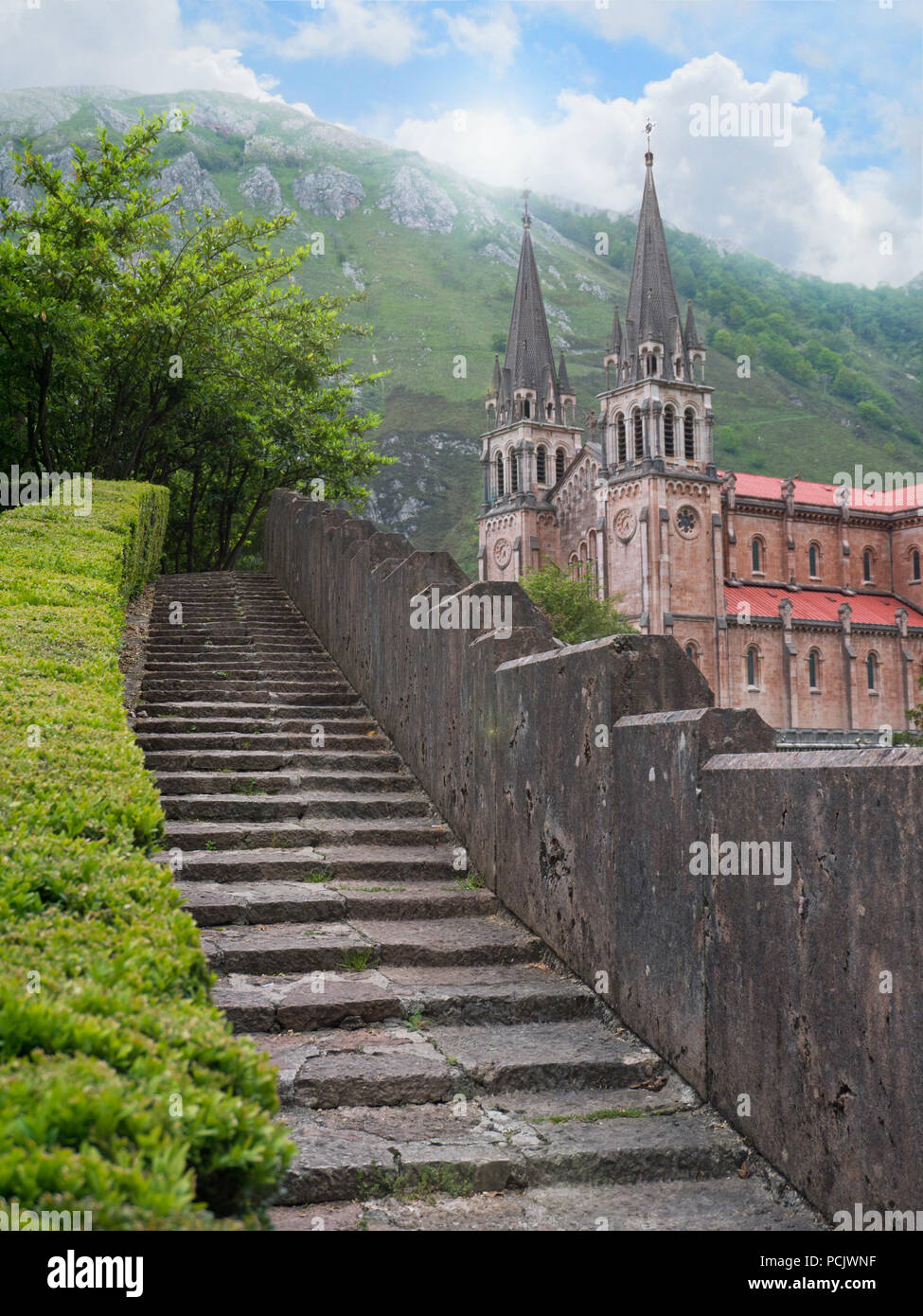 Gradini in pietra per la Basilica di Santa Maria la Real de Covadonga nelle Asturie Spagna del Nord Foto Stock