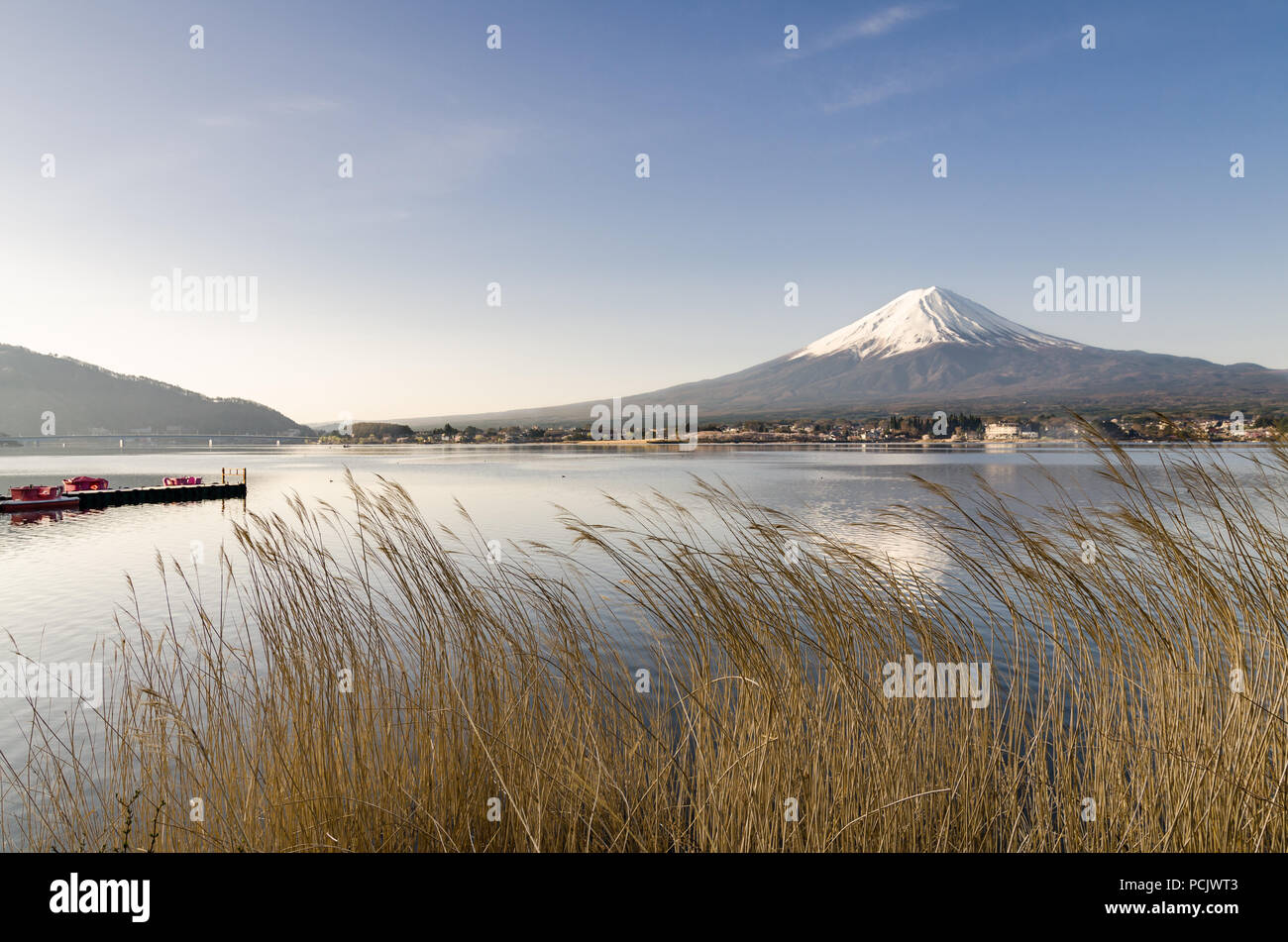 Majestic Mountain Fuji come vista dalla sponda settentrionale del Lago Kawaguchiko, Giappone. Lago Kawaguchi è la più turistica tra le Fuji cinque laghi. Foto Stock