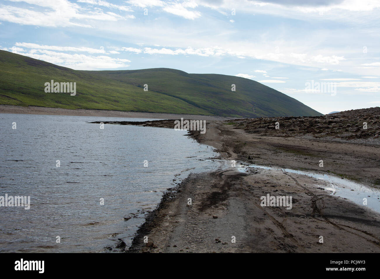 Nonostante i bassi livelli di acqua in Loch Glascarnoch una parte normalmente strada sommersa è ancora sommersa, mentre il resto è ora re-apparso. Foto Stock