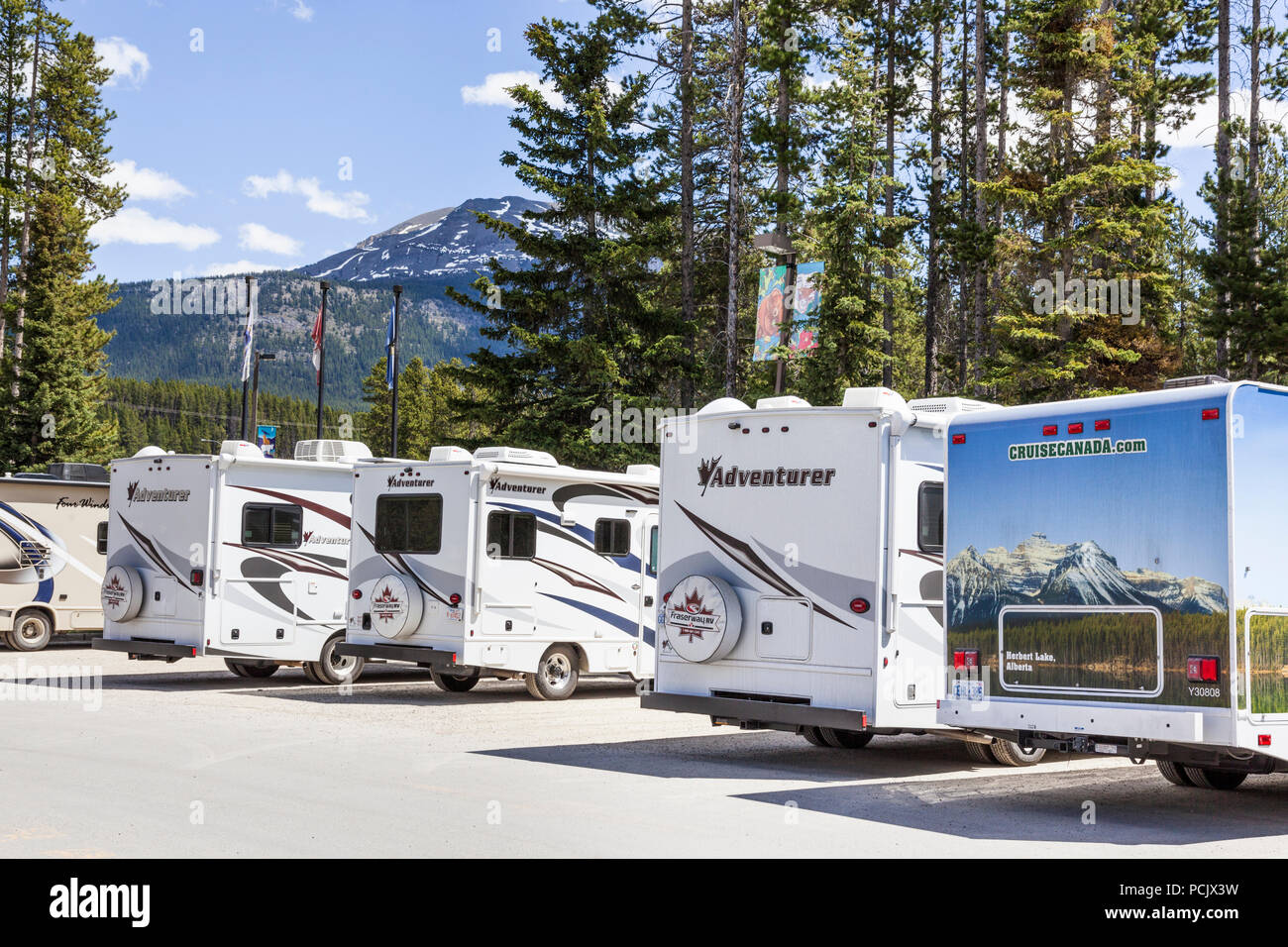 Camper in un parcheggio nelle montagne rocciose presso la città di Lake Louise, Alberta, Canada Foto Stock