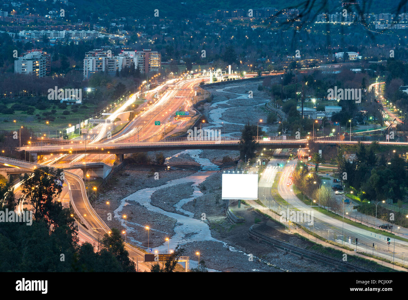 Fiume Mapocho e Costanera Norte autostrada nel quartiere benestante di VItacura, Santiago de Cile Foto Stock