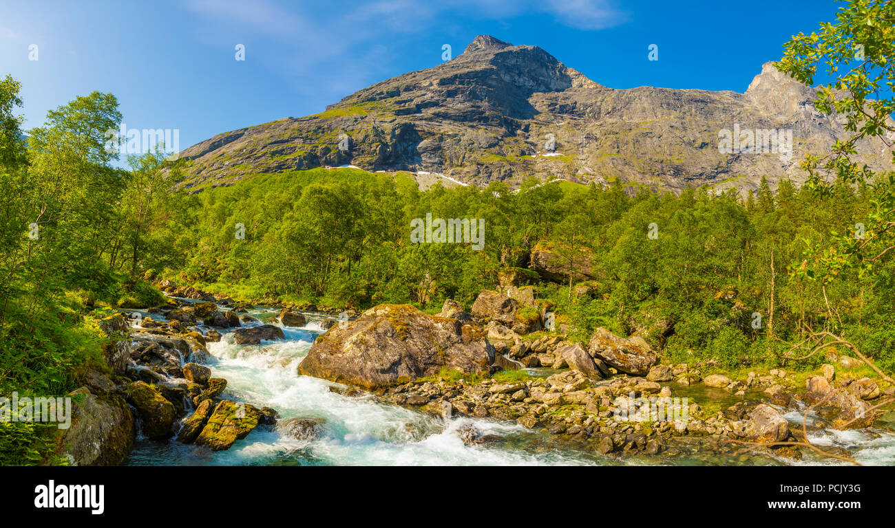 Norwegian paesaggio con fiume di montagna vicino a Trollstigen, Norvegia Foto Stock