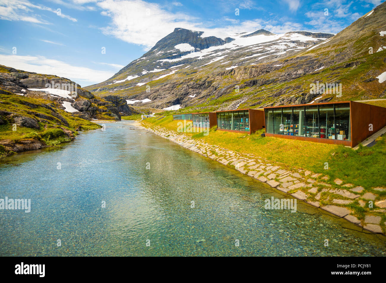 Trollstigen, Norvegia - 25.06.2018: il moderno centro informazioni turistiche a Trollstigveien sul fiume di montagna, Norvegia Foto Stock