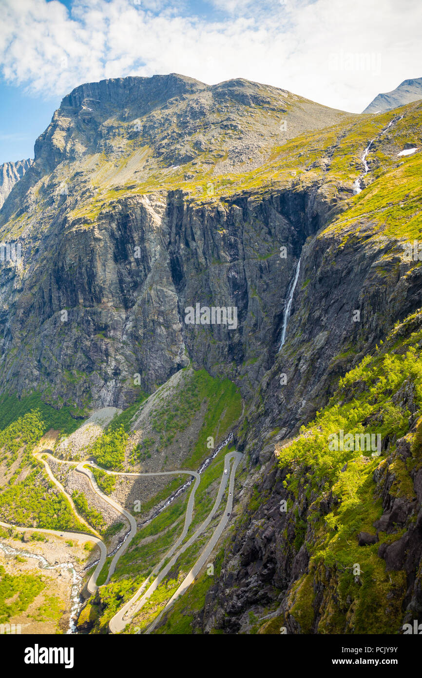 Trollstigen famosa strada serpeggiante strada di montagna nelle montagne norvegesi in Norvegia Foto Stock