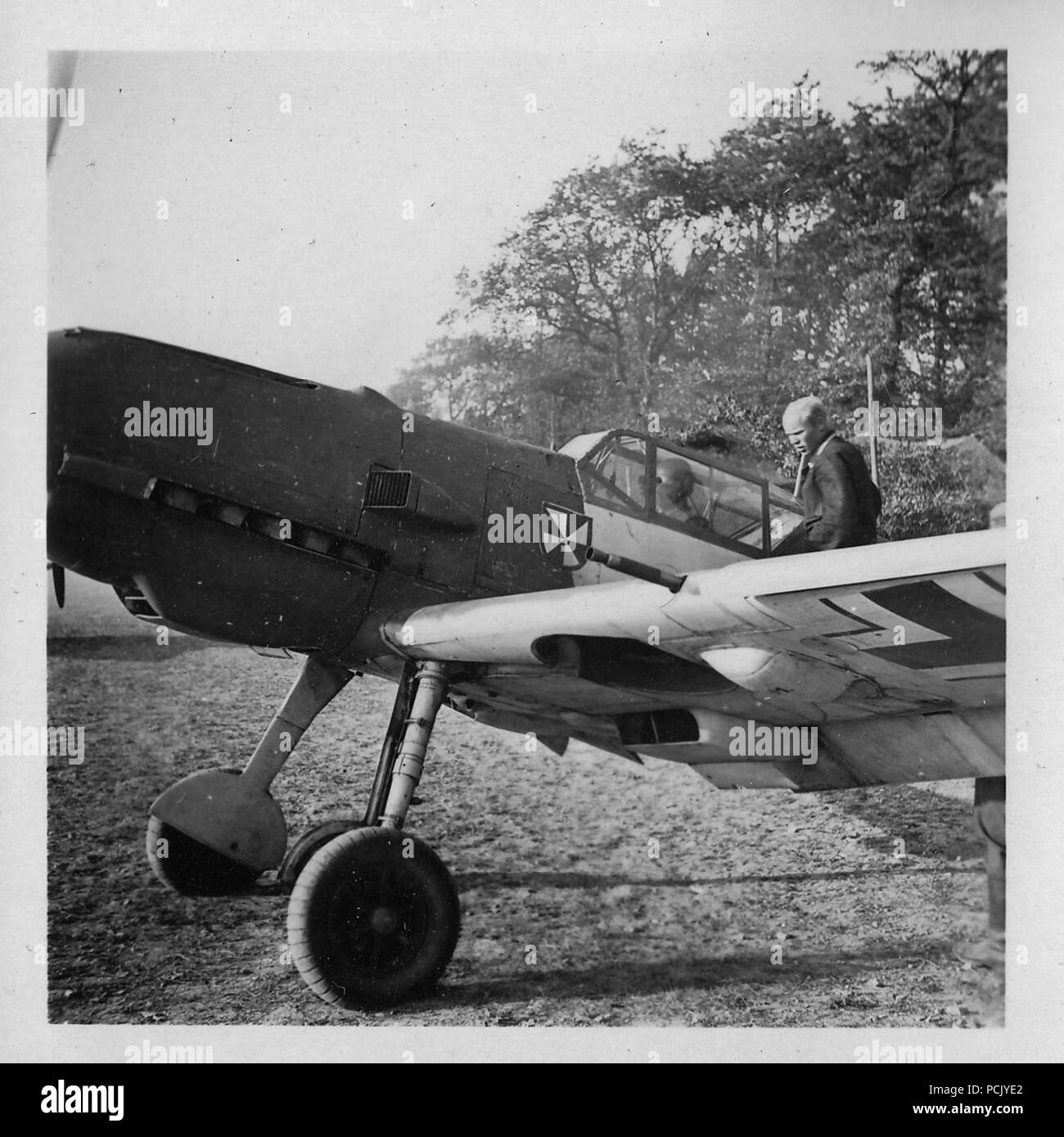Immagine da un album di foto relative a II. Gruppe, Jagdgeschwader 3: Hauptmann Erich Woitke, Staffelkapitän di 6./JG3 e deliberando Gruppenkommandeur di II./JG3 dal 1 ottobre 1940 fino al 23 novembre 1940, si prepara a prendere il via nel suo Messerschmitt Bf 109 e dal Wierre au Bois nell'estate del 1940. Foto Stock