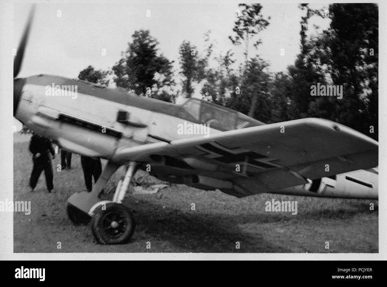 Immagine da un album di foto relative a II. Gruppe, Jagdgeschwader 3: un Messerschmitt Bf109E DI II. Gruppe, Jagdgeschwader 3 teste fuori dalla copertura in corrispondenza di Samar Airfield (Wierre au Bois) in Francia durante l'estate del 1940. Foto Stock