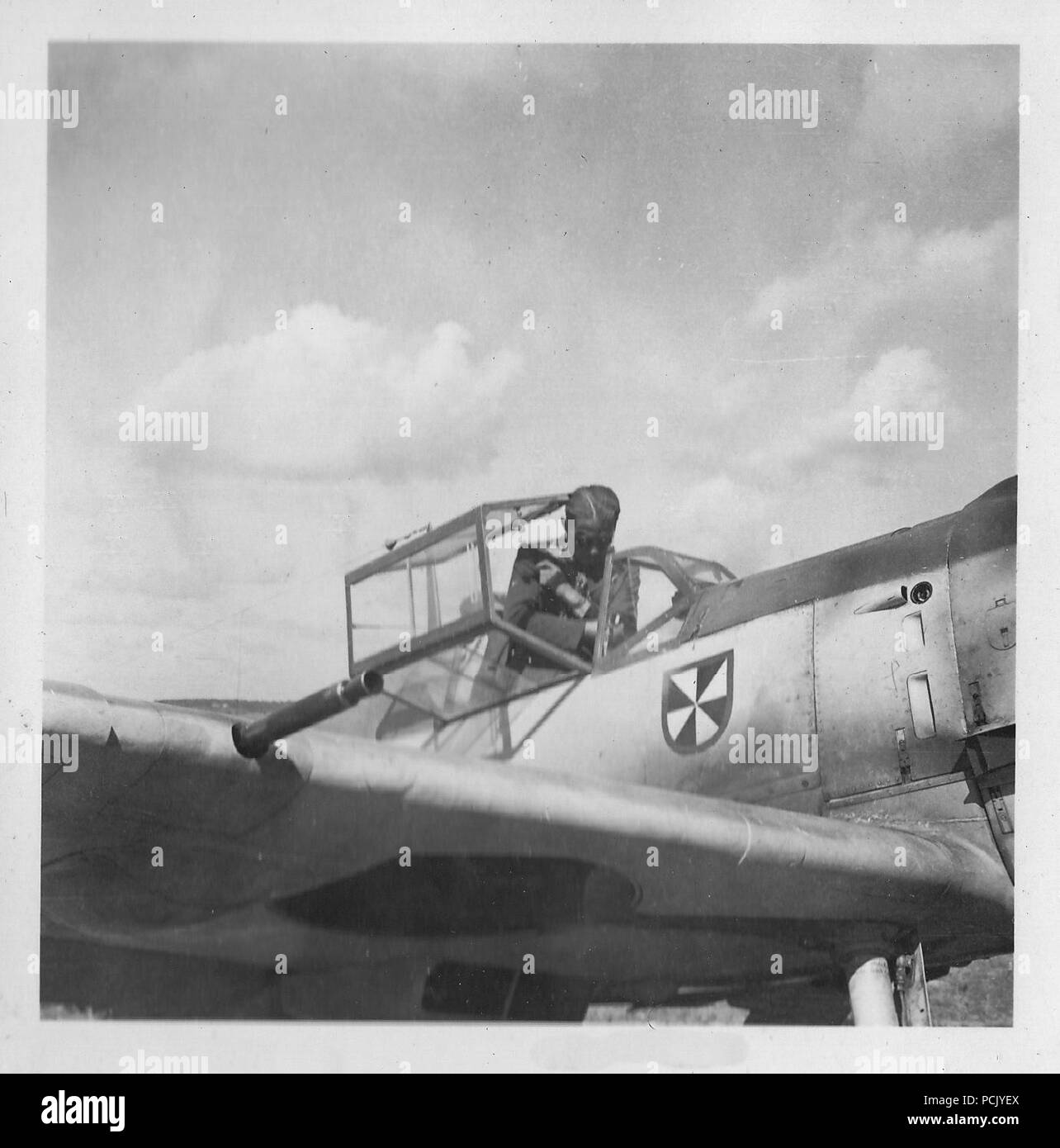 Immagine da un album di foto relative a II. Gruppe, Jagdgeschwader 3: Oberleutnant Franz von Werra, Gruppen aiutante di II. Gruppe, Jagdgeschwader 3, si prepara a scendere dal proprio BF109E durante l'estate del 1940. Foto Stock