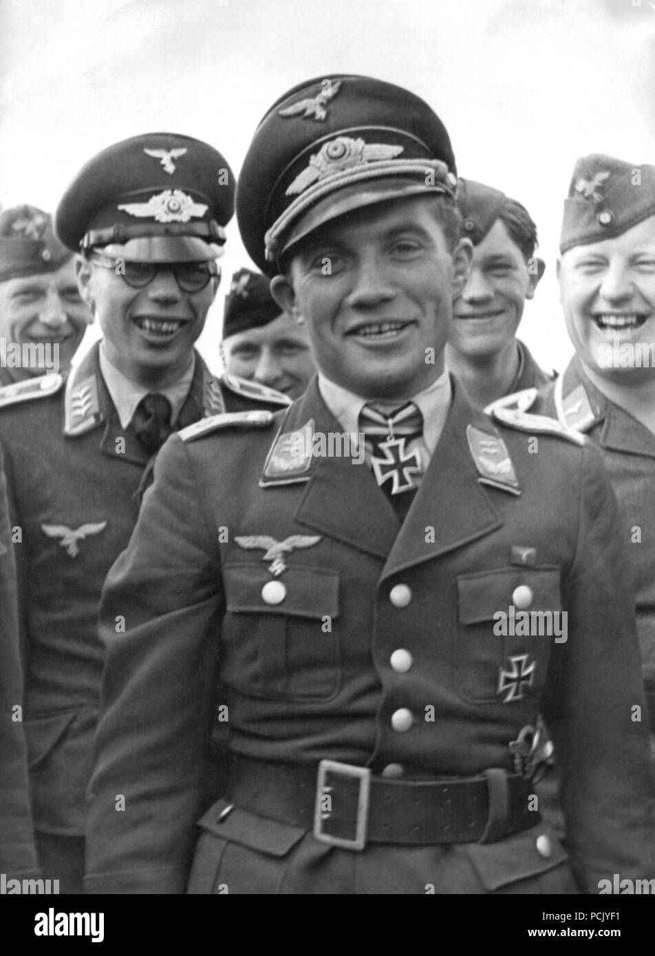 Immagine da un album di foto relative a II. Gruppe, Jagdgeschwader 3: Oberleutnant Franz von Werra con gli ufficiali e gli uomini di II. Gruppe, Jagdgeschwader 3 a Mannheim-Sandhofen Airfield in aprile 1941 dopo l aggiudicazione della sua Ritterkreuz (cavaliere del Cross della croce di ferro). Aggiudicati il 14 dicembre 1940, von Werra non aveva ricevuto la Ritterkreuz fino al 25 aprile 1941 quando fu presentato personalmente da Adolf Hitler seguenti von Werra notoriamente la fuga dalla cattività come P.O.W in Canada. Foto Stock