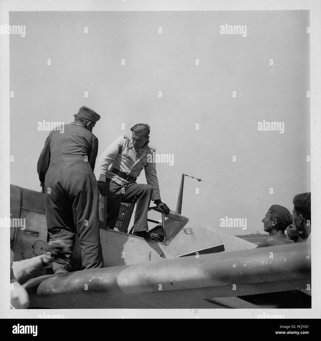 Immagine da un album di foto relative a II. Gruppe, Jagdgeschwader 3: Un Oberleutnant della Stabsstaffel (personale di volo) di II. Gruppe, Jagdgeschwader 3 esce dalla cabina di pilotaggio del suo Messerschmitt Bf109F-2 in Russia, estate 1941. Foto Stock