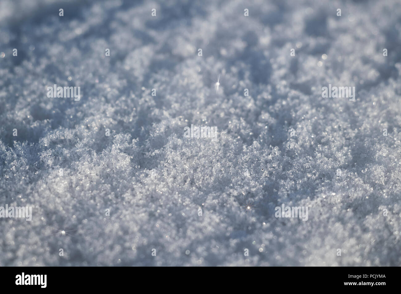 Superficie ruvida di blu chiaro neve fresca di close-up. Foto Stock