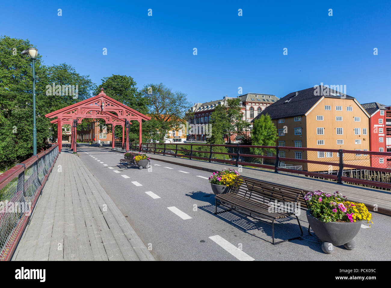 Il vecchio ponte della città vecchia colorato magazzini di Trondheim, Norvegia Foto Stock
