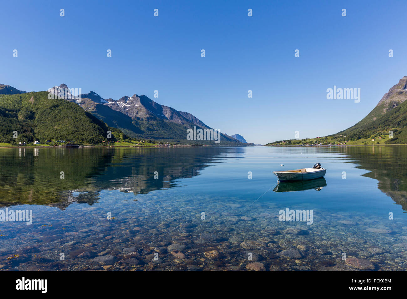 Bella riflessione di montagne in Norvegia Foto Stock