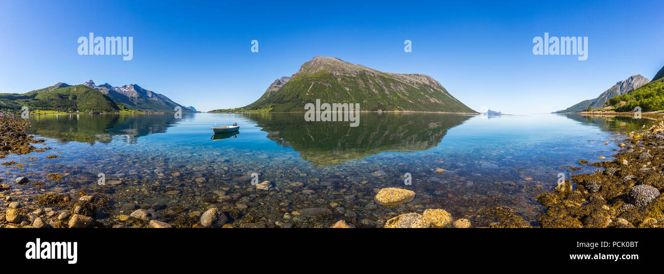 Bella riflessione di montagne in Norvegia Foto Stock