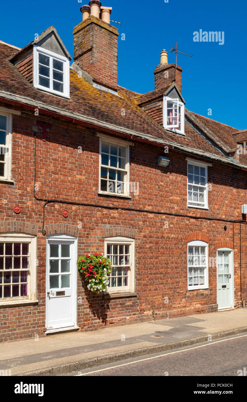 Wareham Dorset Inghilterra Agosto 02, 2018 vecchio cottage a West Street con decorazioni floreali Foto Stock