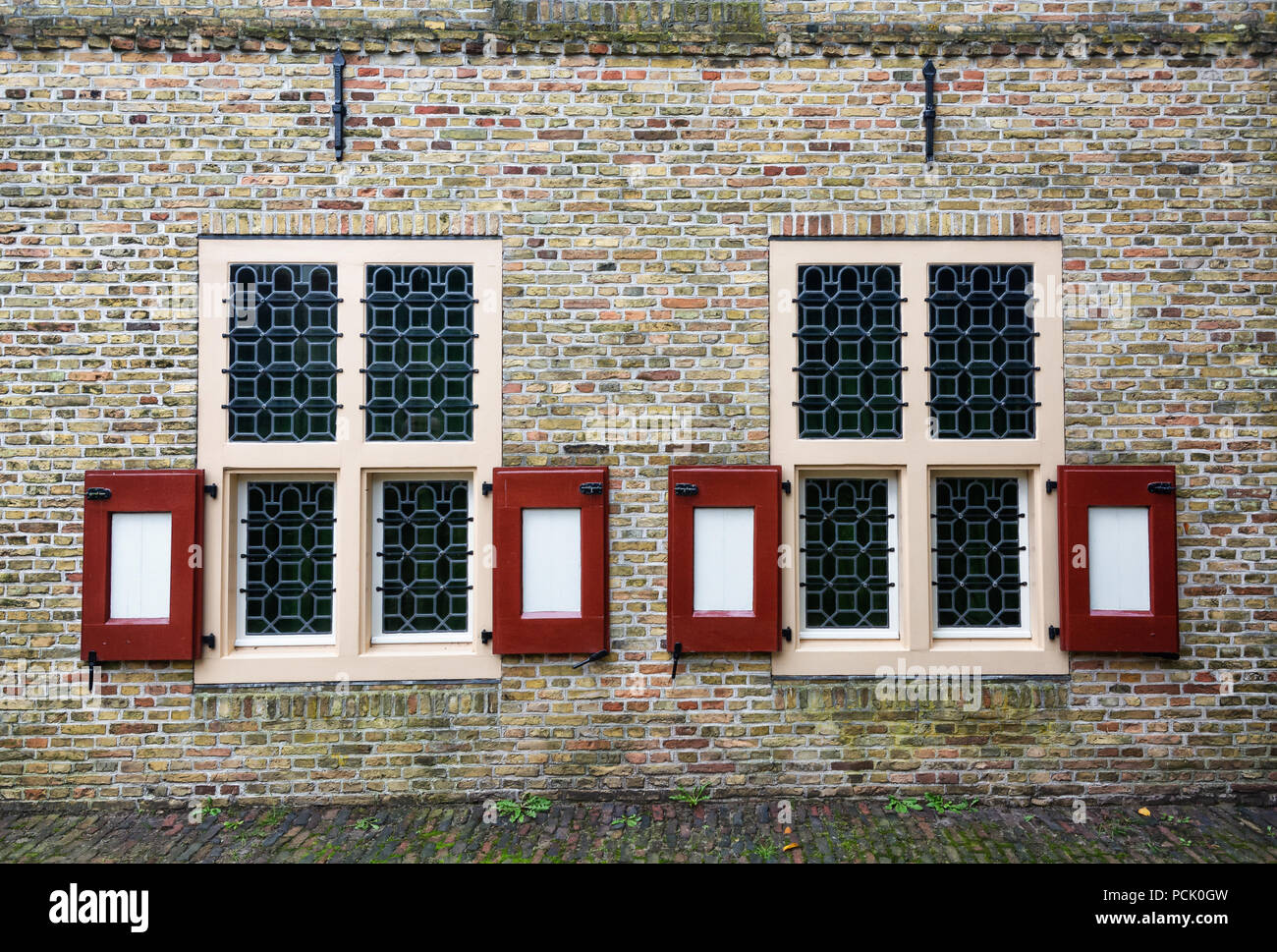 Le finestre con vetrate colorate in una parete laterale di una casa di Bourtange, olandese un villaggio fortificato nella provincia di Groninga nel nord del Antille Foto Stock