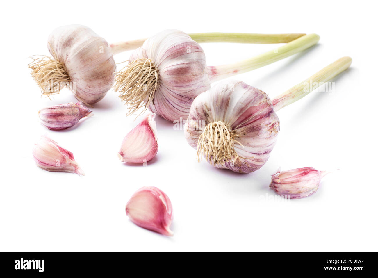 Aglio intero e separare spicchio di garlics su bianco Foto Stock