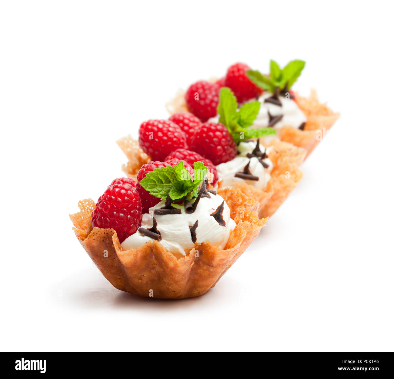 Il Brandy snap cesti con gelato e frutti di bosco isolato su bianco Foto Stock