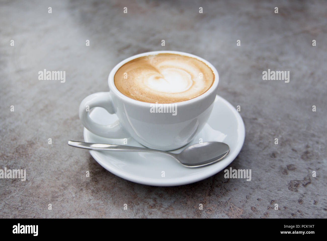 Bella e calda mocha cappuccino cappuccino al caffè per la prima colazione con servizio a buffet Foto Stock