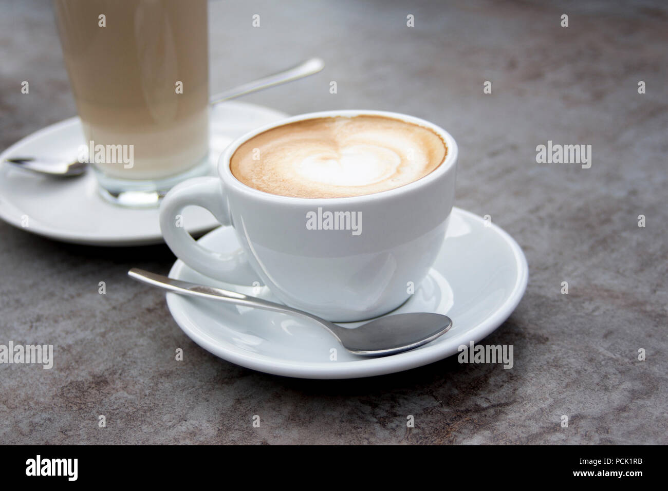Servite bevande calde come caffè cappuccino latte caffè ghiacciato con schiuma Foto Stock