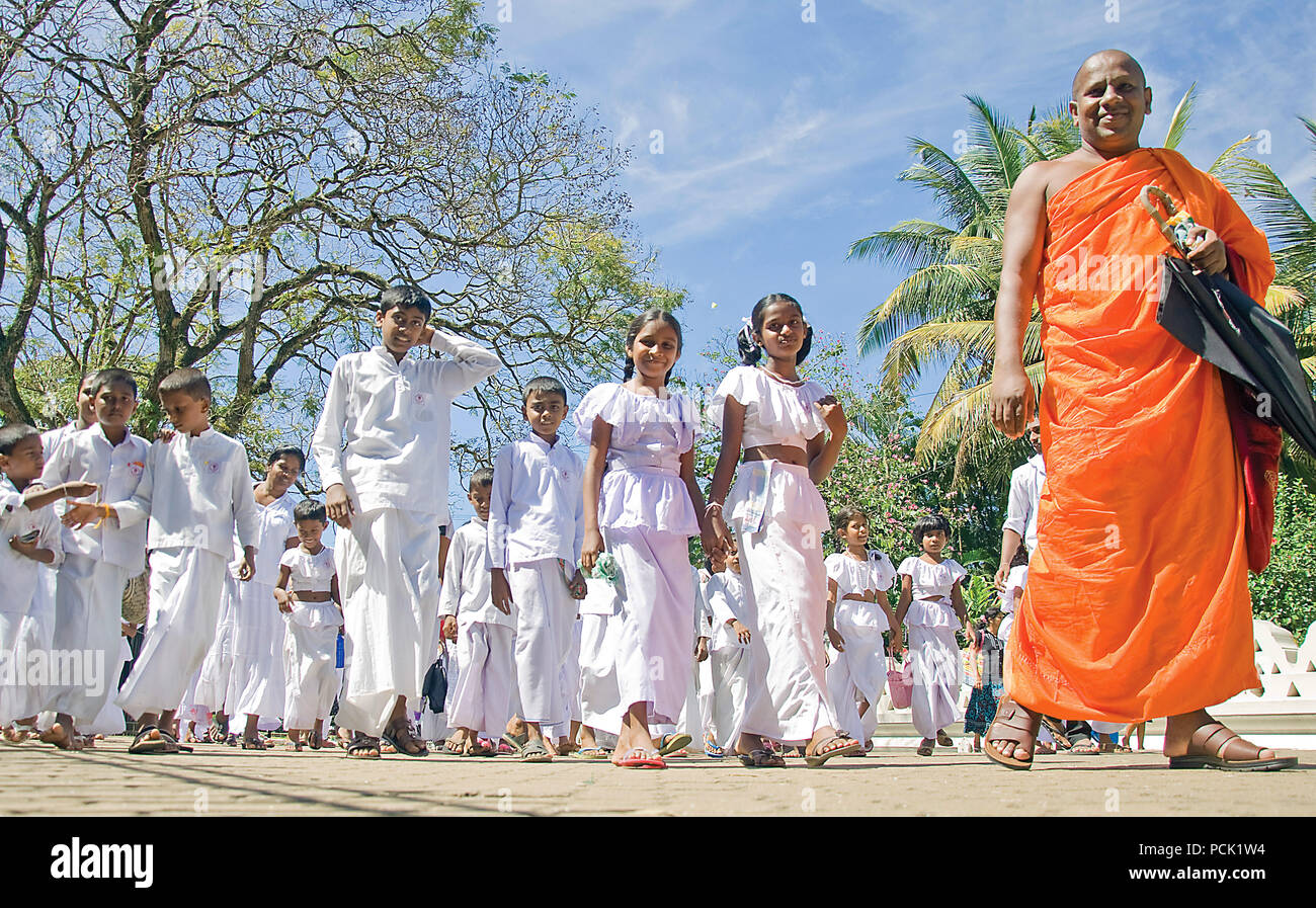 Monaco e studenti (novizi), tempio del Dente, Kandy, Sri Lanka Foto Stock