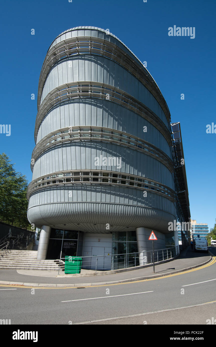Edificio di stile moderno che ospita la facoltà di scienze della salute e scienze mediche sulla Stag Hill Campus, Università del Surrey, Guildford, Regno Unito Foto Stock