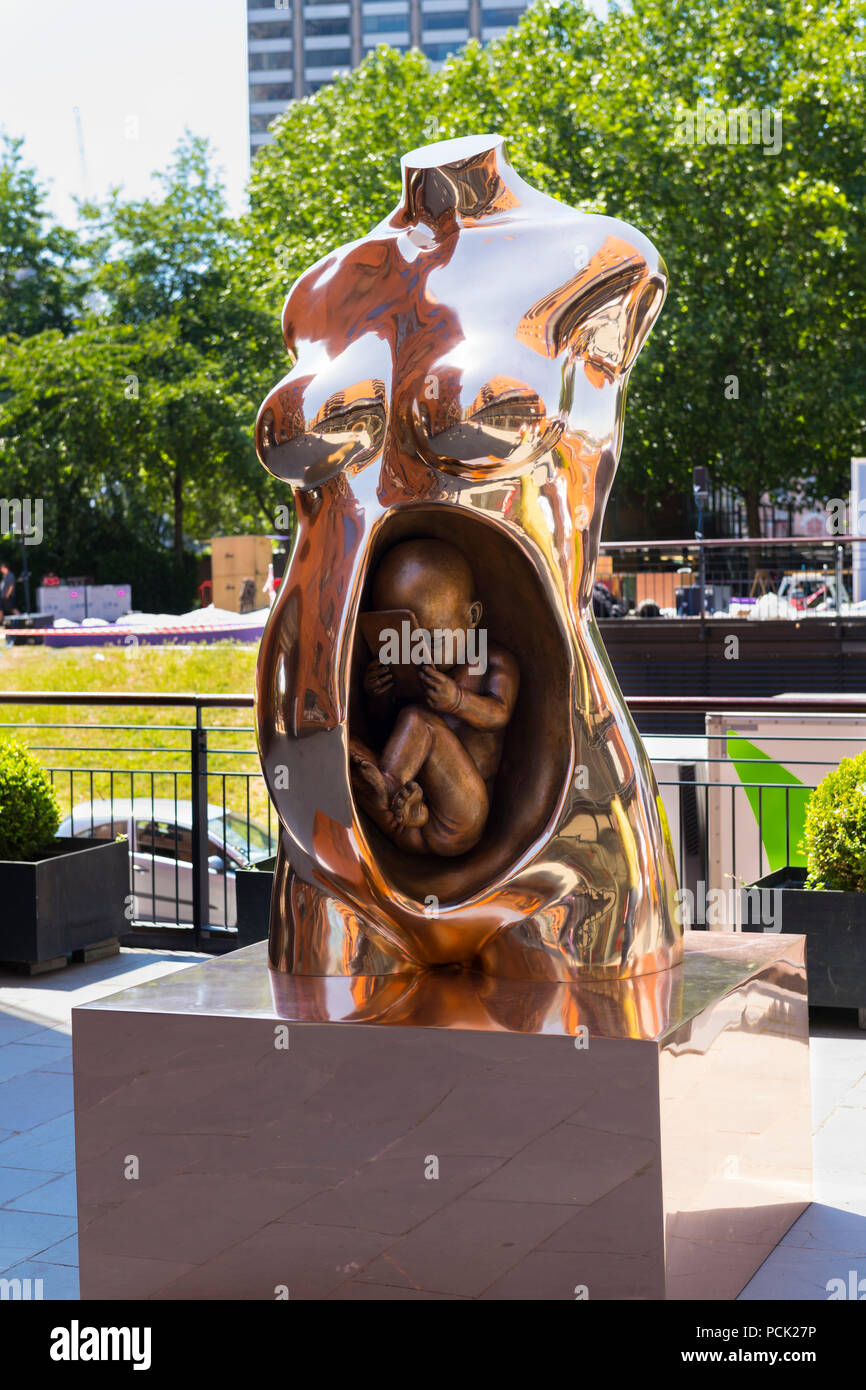 Londra Southbank lucido moderna statua in bronzo scultura busto femminile donna  incinta lady baby feto tablet di lettura privata mostra temporanea Foto  stock - Alamy