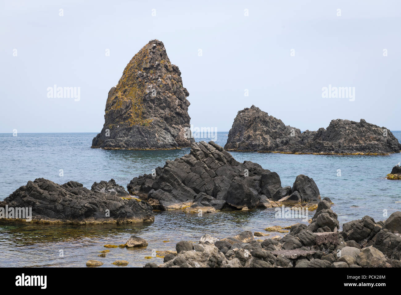 Italia Sicilia Catania Aci Trezza Faraglioni rocce basaltiche che le isole dei Ciclopt riserva naturale della fama di Omero Foto Stock