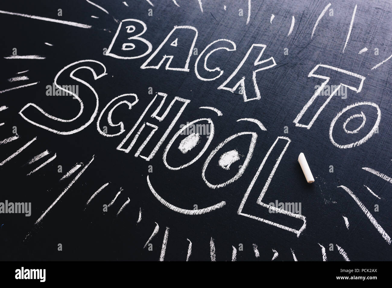 Si torna a scuola scritta sulla lavagna in aula, il nuovo semestre è in fase di avviamento Foto Stock